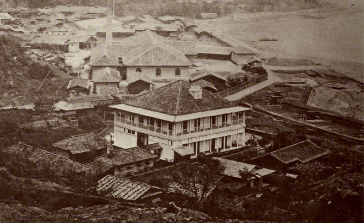 Old photo of Kagoshima Spinning mill and the Engineer's Residence (1872).