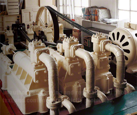Hydraulic generating engine