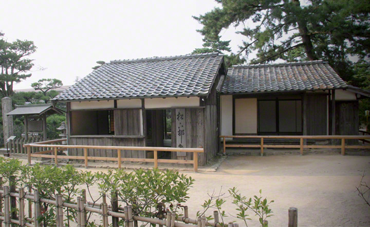 1857年に吉田松陰が開いた松下村塾。1985年に屋根瓦を葺きなおしています。同じ敷地内には松陰神社も建てられています（1907年）。
