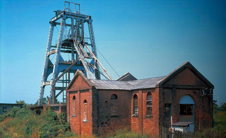三池炭鉱専用鉄道敷から眺めた宮原坑。1898年に操業を開始し、1931年に操業を終えました。