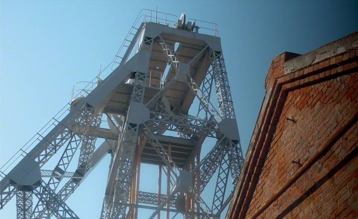 三池炭鉱万田坑。19メートルの鉄鋼製櫓は2009年に保存修理が実施されました。鋼材は英国のドーマンロング社から主に輸入され、同社製の鋼材は九州の鉄道線路にも使われていました。