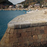 丸みのある輪郭の埠頭と水路は，オランダ人技術者により，日本で初めてこの地に導入されたものです。