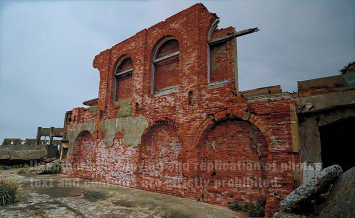 写真右にあるレンガの壁は明治29年に建てられた第三竪坑の捲揚機を設置していた建物の一部。第三竪坑が閉鎖した後は資材倉庫として使われていました。
