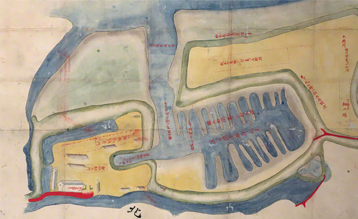 1850年代の絵図で、早江津川沿いにある三重津海軍所を描いたものです。有明海口から6キロ上流にあり、九州西部への海上アクセスには非常に便利な立地でした。しかし、河口に近い立地のため，喫水線の浅い船舶しか利用できませんでした。