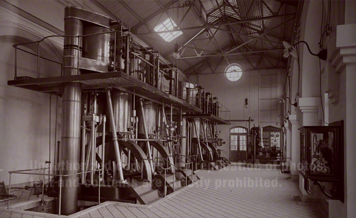 遠賀川水源地ポンプ室には、8つの蒸気機関で動く300馬力のポンプが4台設置されていました。イギリスから輸入されたもので、1950年代まで稼働していました。
