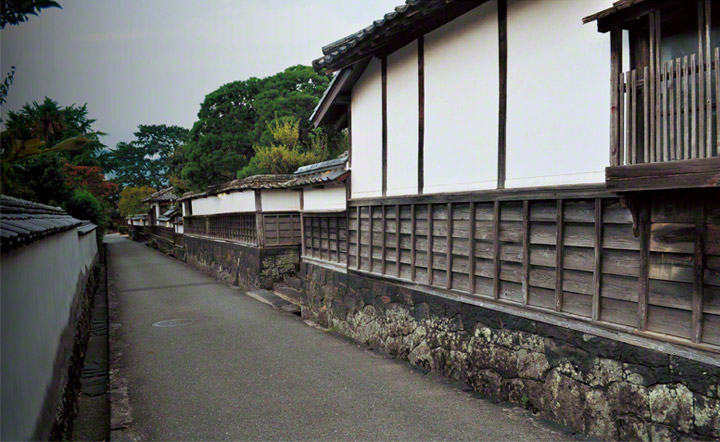Beyond the outer moat, the town was neatly divided into separate districts for mid- and lower-ranking samurai, merchants and tradespeople, temples and shrines, and so forth. Today Hagi preserves this historical layout and other key features of a Japanese castle town, illustrating the character of late-feudal society under the Tokugawa shogunate.