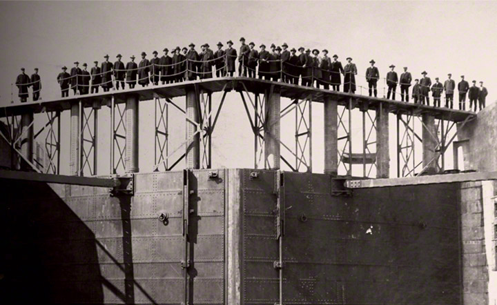Lock gates of the Miike Port. The Ariake Sea had a tidal range of 5.5m, so lock gates were installed in 1908 to maintain a minimum water depth of 5.5m at low tide: a miximum depth of 11m was available at high tide.