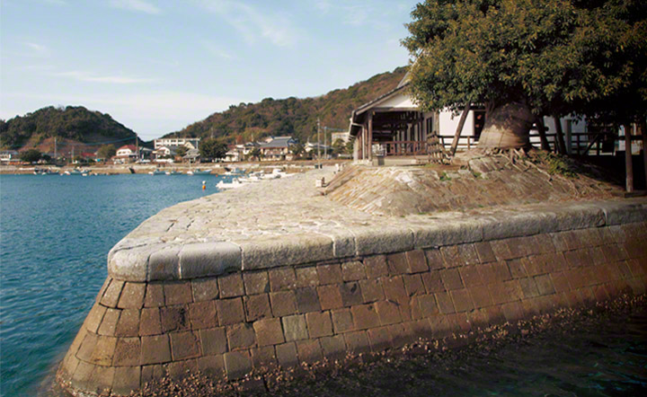 Rounded profiles of the quayside and waterways were introduced here by the Dutch for the first time in Japan.