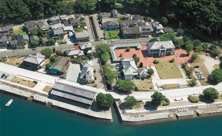 In 1881, Dutch engineer, Mulder recommended the Misumi location for building a new port and a new town. A level residential area was used as fill in reclaiming a flat-lying industrial district from the sea, fronted by wharves. Misumi West Port is still in an exceptional survive in space, form and content.