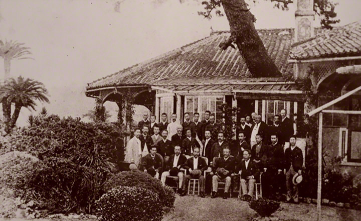 Thomas Glover and members of Mitsubishi at his house. It was Thomas Glover’s British colonial-style house and office. He was leading figure who assisted clans in the overthrow of the Tokugawa Shogunate and was a catalyst for Japan’s Meiji Industrial Revolution. A giant 300-year old Sago palm still stands in the garden in front of the house, a gift to Glover from the Satsuma clan.