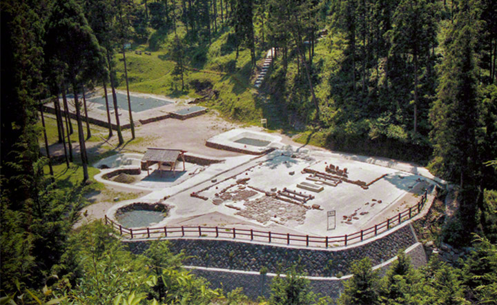 大板山たたら製鉄所遺跡は1991-1994年に発掘調査されました。写真の中央右下には両側に足踏みふいごを備えた炉の跡、左中央下には排水溝や、鉄塊を冷却する鉄池や、元小屋（事務所）等の遺構があります。