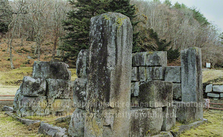 橋野鉄鉱山の三番高炉で1858年に建設され，操業に成功しました。1864年以降改修され、1894年に橋野高炉が操業をおえるまで稼働しました。