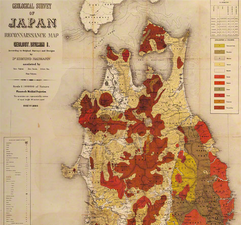 「予察東北部地質図」 。ドイツの地質学者H.Eナウマン（1854年-1927年） の調査に基づき、日本で初めて作成をされた地質図である。 ナウマンは、1875年に明治政府に雇われ、 明治期における「日本地質学の父」 として知られる。図中の赤は花崗岩を示し、 三陸沿岸に広く分布している。花崗岩風化層に僅かに含まれる砂鉄を取り出し、 それを原料に、 古来たたら製鉄が行われた。また、 近代製鉄発祥の地となる釜石鉱山 は、花崗岩となるマグマが、 石灰岩に接触交代してできた鉄鉱床で、 日本最大の鉄鉱山である。