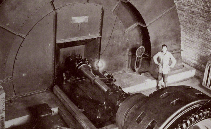 万田坑の換気用扇風機。1910年頃。