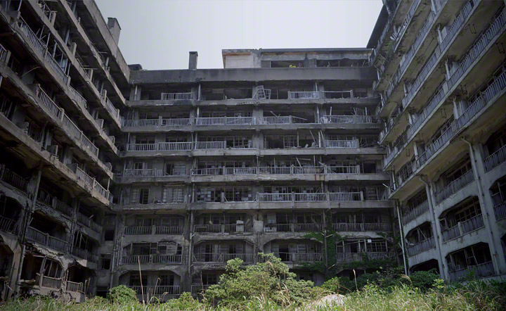 9階建(一部10階建)の端島最大の鉱員社宅、65号棟。(別名：報国寮)コの字型になっており、中庭には児童公園、屋上には幼稚園がありました。