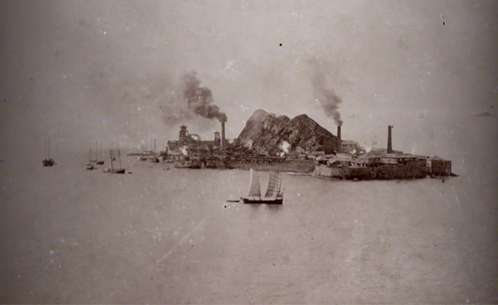 1910年当時の端島炭坑。