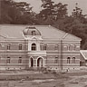 1898年建設途中の官営八幡製鐵所。本事務所（中央左）、鍛冶工場（右）、第一高炉（左上)。